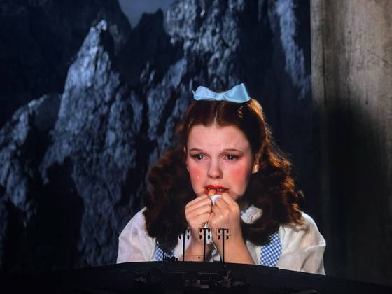 미국 라스베이거스의 구(球) 형태 공연장 스피어에서 8일(현지시간) 구글 클라우드와 구글 딥마인드, 스피어 스튜디오, 워너브라더스 등이 협업해 AI로 재구성한 85년 전 영화 ‘오즈의 마법사’가 상영되고 있다. 홍상지 기자