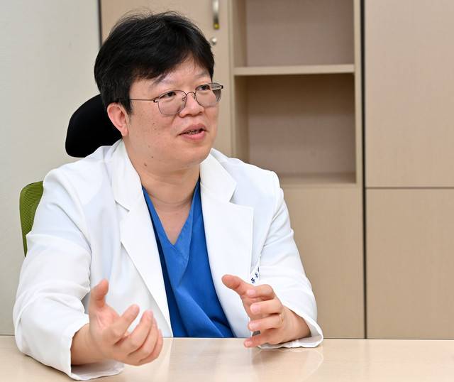 ▲ 류동열 강원대병원 심장내과 교수가 지난 4일 강원대학병원 암노인센터에서 본지와 인터뷰를 하고 있다.  김정호