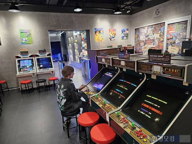 8일 서울 구로구 G타워 3층에 위치한 '넷마블 게임박물관'의 '플레이 컬렉션' 공간에서 외국인 관람객이 오락실 게임을 체험해보고 있다. 사진=박수빈 기자