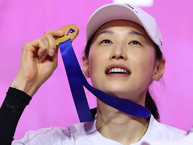 흥국생명 김연경이 지난 8일 챔피언결정전 우승으로 통합우승을 확정한 뒤 메달을 들어보이며 감격하고 있다. 연합뉴스
