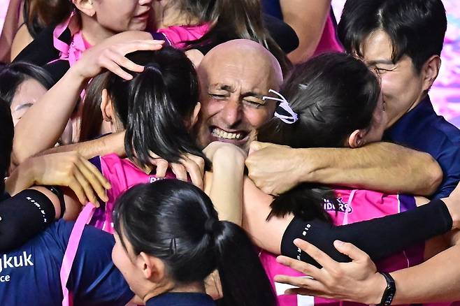 마르첼로 아본단자 흥국생명 감독이 8일 인천 삼산체육관에서 열린 2024-2025 V리그 여자부 챔피언결정전(5전3선승제) 정관장과 5차전에서 팀의 ３대 2(26-24, 26-24, 24-26, 23-25, 15-13) 승리를 이끌고 우승을 확정한 뒤 선수들을 끌어안고 있다. 한국배구연맹 제공