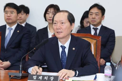 이완규 법제처장이 9일 서울 여의도 국회에서 열린 법제사법위원회 현안 질의에서 답변하고 있다. 연합뉴스