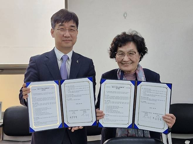 김동엽 사랑의장기기증운동본부 상임이사과 홍양희 사전의료의향서 실천모임 공동대표가 8일 서울 성북구 사전의료의향서실천모임 사무실에서 ‘웰다잉 및 생명나눔 문화 확산’을 위한 업무협약을 체결한 모습. 사랑의장기기증운동본부 제공