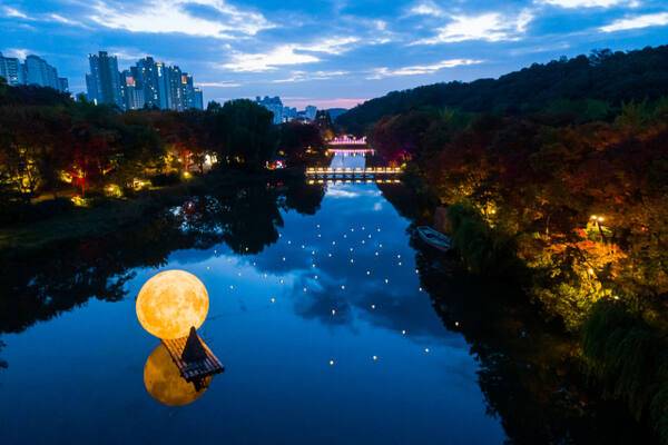 야간개장이 진행되는 한국민속촌 전경. 한국민속촌 제공