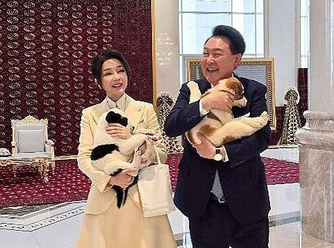 투르크 국견 알라바이 안고 즐거워하는 윤석열 전 대통령 부부. 연합뉴스