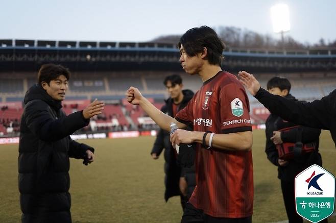 구자룡(사진 오른쪽). 사진=한국프로축구연맹