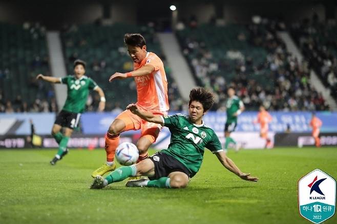 전북 현대 시절 구자룡(사진 오른쪽). 사진=한국프로축구연맹