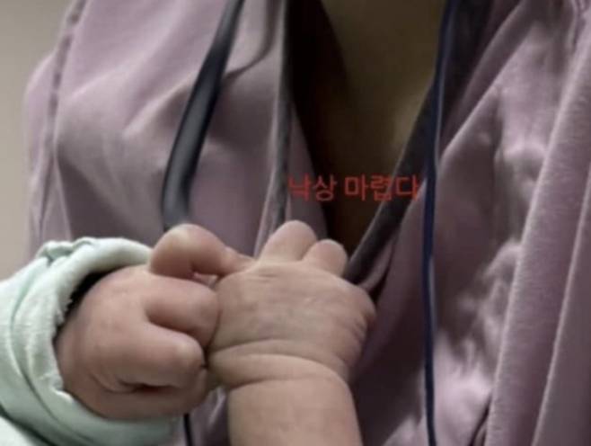 대구의 한 대학병원 간호사가 중환자실에서 신생아를 돌보며 "낙상 마렵다(하고 싶다)" 등 부적절한 발언을 한 가운데 학대 피해 신생아 부모가 "간호사 얼굴 한 번 보지 못했고 사과조차 못 받았다"고 분노했다./사진=블라인드 갈무리