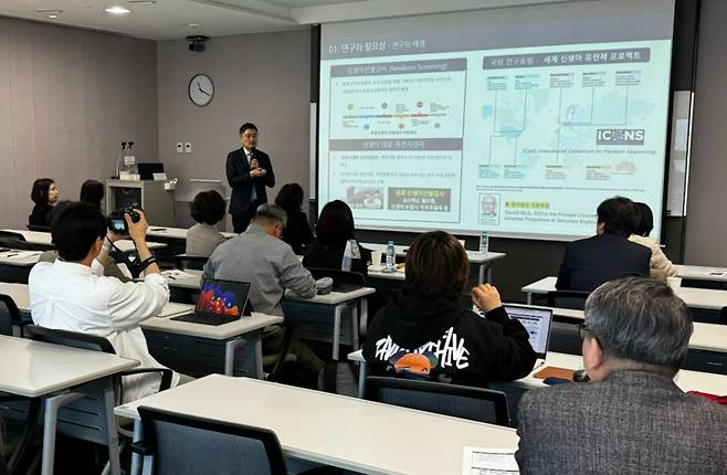 질병관리청 국립보건연구원이 발주한 '전장 유전체 기반 신생아 선별검사 시범 연구'의 총책임자인 이범희 서울아산병원 교수가 8일 미디어 아카데미에서 신생아 대상 유전체 검사 도입의 필요성과 세계 연구 현황에 대해 설명하고 있다. /사진=한국과학기자협회