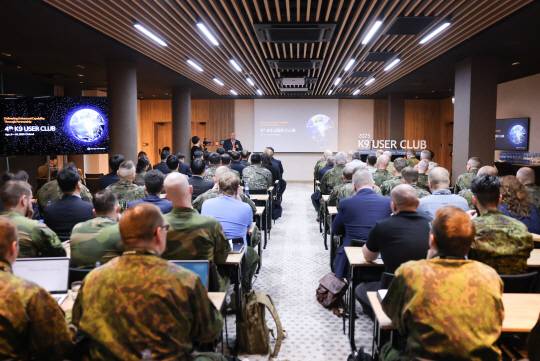 8일(현지시각) 폴란드 크라쿠프에서 개최된 ‘K9 유저클럽’ 행사에서 참가국 관계자들이 한화에어로스페이스 관계자의 설명을 듣고 있다. 한화에어로스페이스 제공