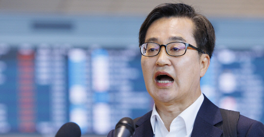 김동연 경기지사가 9일 인천공항 2터미널에서 제21대 대통령선거 출마 선언을 하고 있다. 연합뉴스