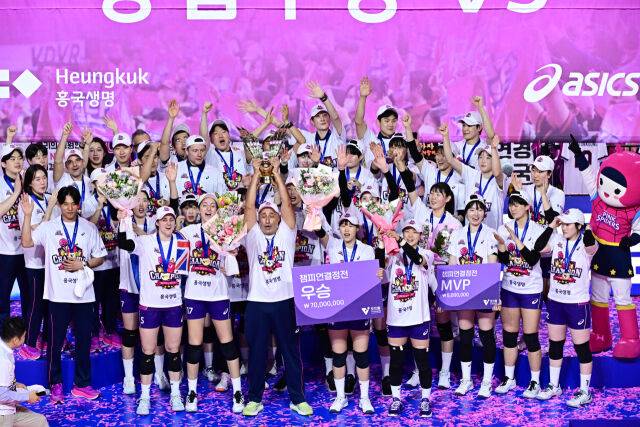 우승 세리머니하는 흥국생명./KOVO