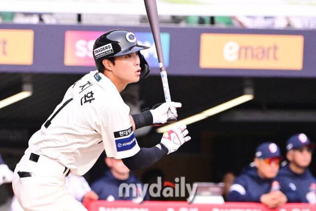 SSG 박지환이 23일 오후 인천 SSG랜더스필드에서 진행된 ‘2025 신한 SOL BANK KBO리그’ 두산-SSG의 경기 7회말 무사 2루에서 안타를 때리고 있다./마이데일리