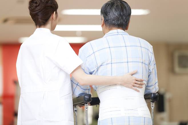 간병보험 가입이 늘고 있지만, 약관에 대한 이해가 부족해 보험금을 타지 못하는 사례가 이어지고 있다. 금융감독원은 유상 간병서비스 이용에 대한 지급 증빙이 필수라고 강조했다. [게티이미지뱅크 제공]