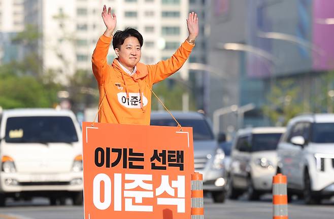 이준석 개혁신당 대선 예비후보가 9일 대구 중구 반월당사거리에서 시민들에게 인사를 하고 있다. [연합뉴스]