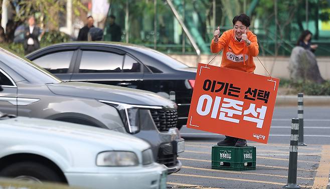 이준석 개혁신당 대선 예비후보가 9일 대구 수성구 범어네거리에서 시민들에게 인사하고 있다. [연합뉴스]