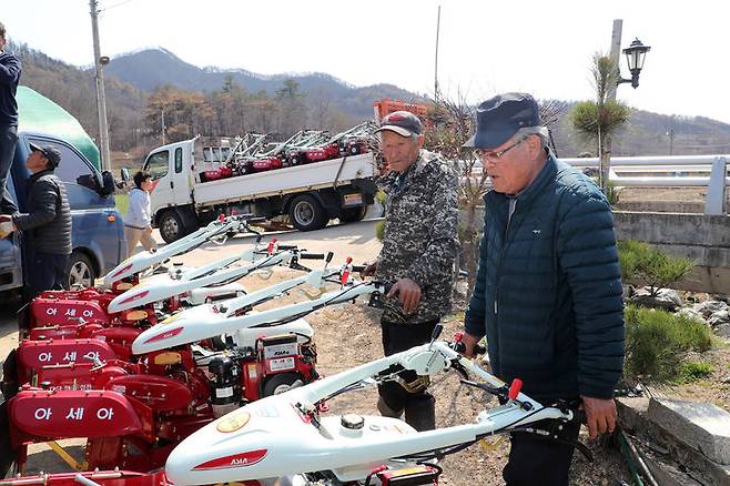 [안동=뉴시스] 산불피해 농가에 농기계를 임대하고 있다. (사진=안동시 제공) 2025.04.09. photo@newsis.com *재판매 및 DB 금지