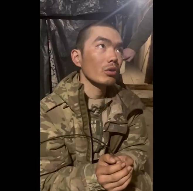 [서울=뉴시스]볼로디미르 젤렌스키 우크라이나 대통령은 8일(현지 시간) 우크라이나 동부 도네츠크에서 러시아 군 일원으로 싸우던 중국인 2명을 생포했다고 밝혔다. 사진은 그가 엑스를 통해 공개한 생포 중국인 추정 남성. 2025.04.09. <사진 캡처=젤렌스키 대통령 엑스 계정(@ZelenskyyUa)> *DB 및 재판매 금지.