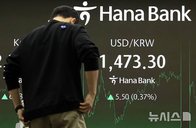 [서울=뉴시스] 김금보 기자 = 8일 서울 중구 하나은행 딜링룸에서 딜러들이 업무를 하고 있다.서울 외환시장에서 원·달러 환율은 전 거래일(1467.8원)보다 5.4원 오른 1473.2원에 주간 거래를 마감했다. 코스피는 전 거래일(2328.20)보다 6.03포인트(0.26%) 오른 2334.23에 마감했다. 코스닥 지수는 전 거래일(651.30)보다 7.15포인트(1.10%) 상승한 658.45에 거래를 마쳤다. 2025.04.08. kgb@newsis.com