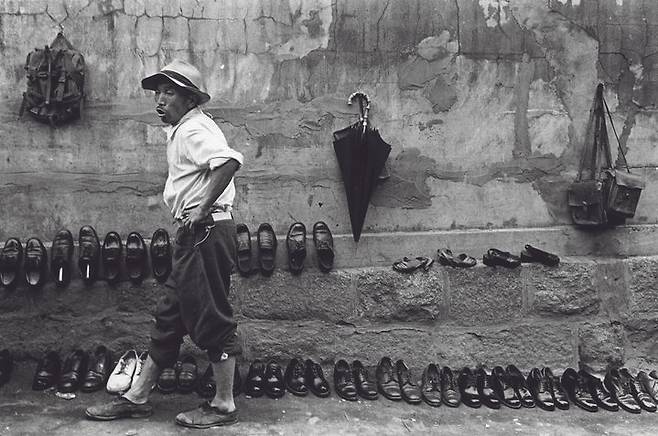 주오스트리아한국문화원에서 열리는 사진전 'Mega Seoul 8 Decades 서울에서 살으렵니다'에 전시되는 이형록 작가의 작품.  LEE Hyongrok, A street shoemaker, Namdaemun Market, Seoul, 1956, Gelatin silver print, 26.8×40.7cm  Museum Hanmi Collection ⓒLEE Myoungmin (주오스트리아한국문화원 제공) *재판매 및 DB 금지