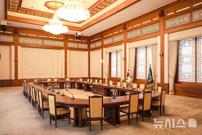 [서울=뉴시스] 정병혁 기자 = 윤석열 전 대통령에 대한 헌법재판소의 탄핵 선고 후 청와대를 찾는 발길이 늘어나고 있다. 광화문 등 인근에서 이어지던 탄핵 시위가 멈춘 데다, 조기 대선 후 대통령 집무실의 청와대 복귀 가능성도 나오는데 따른 변화로 읽힌다. 사진은 9일 서울 종로구 청와대 본관 세종실. 2025.04.09. jhope@newsis.com