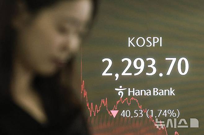 [서울=뉴시스] 정병혁 기자 = 9일 서울 중구 하나은행 딜링룸에서 직원들이 업무를 보고 있다. 이날 코스피는 전 거래일(2334.23)보다 40.53포인트(1.74%) 하락한 2293.70에, 코스닥 지수는 전 거래일(658.45)보다 15.06포인트(2.29%) 떨어진 643.39에 거래를 종료했다.서울 외환시장에서 원·달러 환율은 전 거래일 주간거래 종가(1473.2원)보다 10.9원 오른 1484.1원에 주간 거래를 마감했다.2025.04.09. jhope@newsis.com