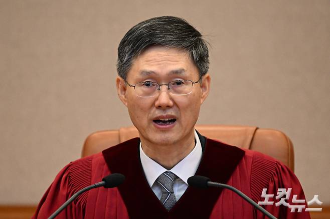 문형배 헌법재판소장 직무대행이 4일 오전 서울 종로구 헌법재판소 대심판정에서 윤석열 대통령 탄핵심판 인용 결정문을 낭독하고 있다. 사진공동취재단