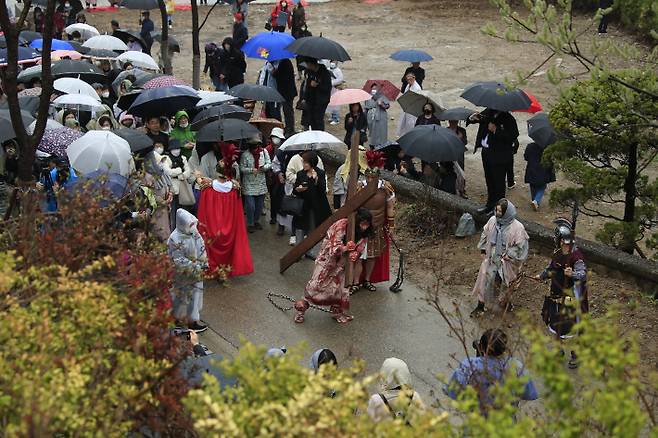 경기도 가평 디마떼오 야외극장에서 진행된  즉흥연극 '비아 크루치스'의 한 장면.