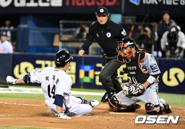 [OSEN=지형준 기자] 8일 오후 서울 잠실야구장에서 2025 신한 SOL Bank KBO리그 두산 베어스와 한화 이글스의 경기가 열렸다.이날 두산은 최승용, 한화는 문동주를 선발로 내세웠다.4회말 2사 2루에서 두산 박계범이 1타점 중전 적시타를 날리고 한화 플로리얼의 포구 실책을 틈타 홈에서 최재훈의 태그에 앞서 세이프되고 있다. 2025.04.08 / jpnews@osen.co.kr