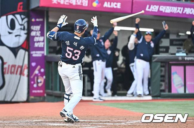 [OSEN=부산, 이석우 기자] 6일 부산 사직야구장에서 2025 신한 SOL 뱅크 KBO 리그 롯데 자이언츠와 두산 베어스의 경기가 열렸다. 홈팀 롯데는 데이비슨이, 방문팀 두산은 김유성이 선발로 출전했다.두산 베어스 양석환이 8회초 2사 1루 좌월 역전 2점 홈런을 치고 환호하고 있다. 2025.04.06 / foto0307@osen.co.kr