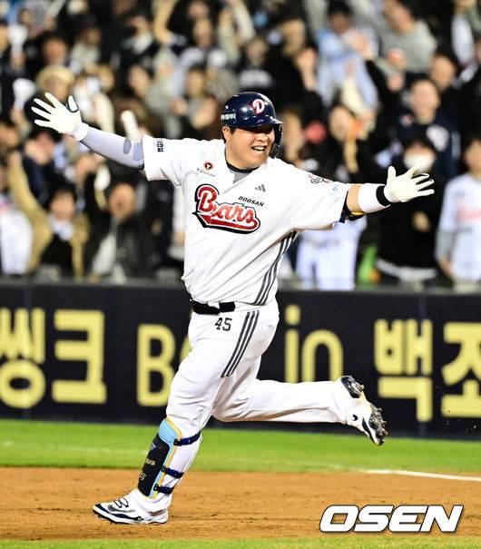 [OSEN=지형준 기자] 두산이 연장까지 가는 치열한 접전&nbsp;끝에 한화를 잡고 시즌 첫 5할 승률에 도달했다.프로야구 두산 베어스는 8일 서울 잠실구장에서 열린 2025 신한 SOL뱅크 KBO리그 한화 이글스와의 시즌 첫 맞대결에서 연장 승부 끝 김기연의 끝내기 안타로 6-5 승리를 거뒀다.&nbsp;두산은 3연전 기선제압과 함께 2연승을 달리며 시즌 첫 5할 승률에 도달했다. 7승 7패. 반면 2연패에 빠진 한화는 4승 10패가 됐다.&nbsp;두산 김기연이 끝내기 안타를 날리며 기뻐하고 있다. 2025.04.08 / jpnews@osen.co.kr