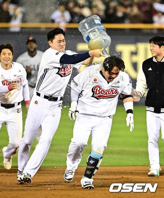 [OSEN=지형준 기자] 두산이 연장까지 가는 치열한 접전&nbsp;끝에 한화를 잡고 시즌 첫 5할 승률에 도달했다.프로야구 두산 베어스는 8일 서울 잠실구장에서 열린 2025 신한 SOL뱅크 KBO리그 한화 이글스와의 시즌 첫 맞대결에서 연장 승부 끝 김기연의 끝내기 안타로 6-5 승리를 거뒀다.&nbsp;두산은 3연전 기선제압과 함께 2연승을 달리며 시즌 첫 5할 승률에 도달했다. 7승 7패. 반면 2연패에 빠진 한화는 4승 10패가 됐다.&nbsp;연장 11회말 2사 만루에서 두산 김기연이 끝내기 안타를 날리며 동료선수들과 기뻐하고 있다. 2025.04.08 / jpnews@osen.co.kr