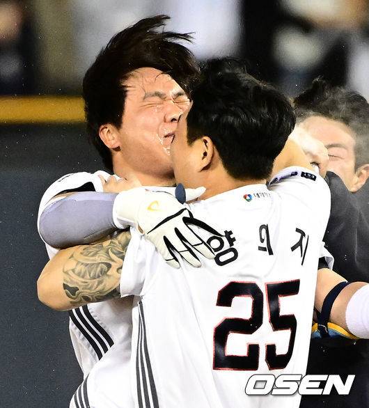 [OSEN=지형준 기자] 두산이 연장까지 가는 치열한 접전&nbsp;끝에 한화를 잡고 시즌 첫 5할 승률에 도달했다.프로야구 두산 베어스는 8일 서울 잠실구장에서 열린 2025 신한 SOL뱅크 KBO리그 한화 이글스와의 시즌 첫 맞대결에서 연장 승부 끝 김기연의 끝내기 안타로 6-5 승리를 거뒀다.&nbsp;두산은 3연전 기선제압과 함께 2연승을 달리며 시즌 첫 5할 승률에 도달했다. 7승 7패. 반면 2연패에 빠진 한화는 4승 10패가 됐다.&nbsp;끝내기 안타를 날린 김기연이 양의지와 기뻐하고 있다. 2025.04.08 / jpnews@osen.co.kr