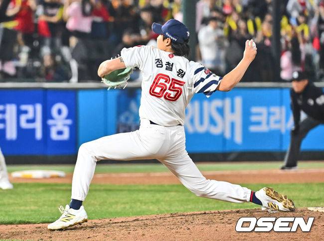 [OSEN=부산, 이석우 기자] 8일 부산 사직야구장에서 2025 신한 SOL 뱅크 KBO 리그 롯데 자이언츠와 KIA 타이거즈의 경기가 열렸다. 홈팀 롯데는 김진욱이, 방문팀 KIA는 김도현이 선발로 출전했다.롯데 자이언츠 정철원이 역투하고 있다. 2025.04.08 / foto0307@osen.co.kr