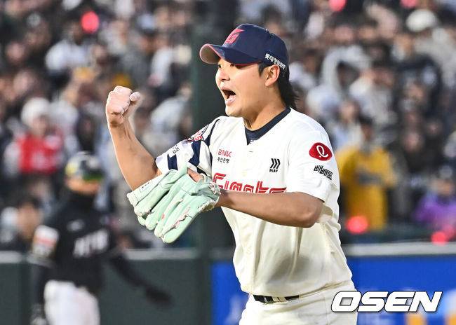 [OSEN=부산, 이석우 기자] 29일 부산 사직야구장에서 2025 신한 SOL 뱅크 KBO 리그 롯데 자이언츠와 KT 위즈의 경기가 열렸다. 홈팀 롯데는 박세웅이 선발로 출전하고, 방문팀 KT는 쿠에바스가 선발로 출전했다.롯데 자이언츠 정철원이 7회초 1사 1,2루 KT 위즈 허경민을 유격수 앞 병살로 잡고 포효하고 있다. 2025.03.29 / foto0307@osen.co.kr