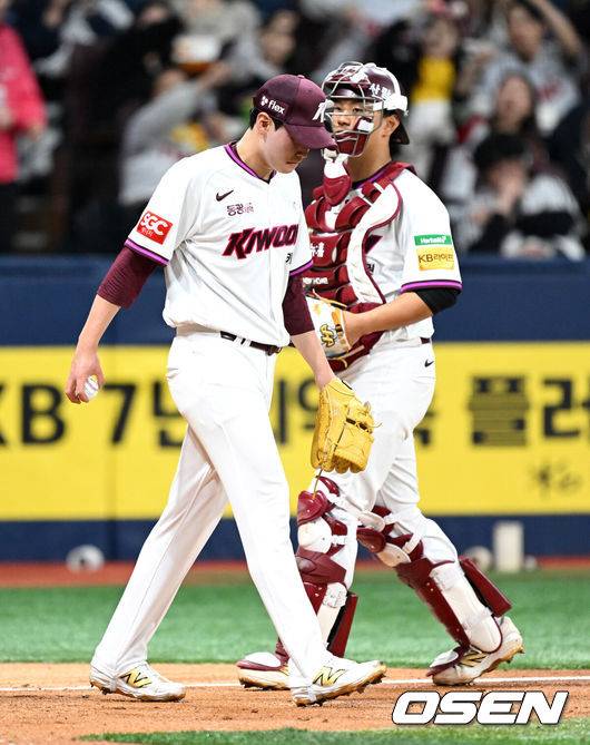 [OSEN=고척, 이대선 기자] 8일 오후 서울 고척스카이돔에서 2025 신한 SOL Bank KBO리그 키움 히어로즈와 LG 트윈스의 경기가 열렸다.키움은 윤현, LG는 손주영을 선발 투수로 내세웠다.2회초 2사 1,2루에서 LG 문보경에게 2타점 적시 3루타를 허용한 키움  윤현이 아쉬운 표정을 짓고 있다. 2025.04.08 /sunday@osen.co.kr