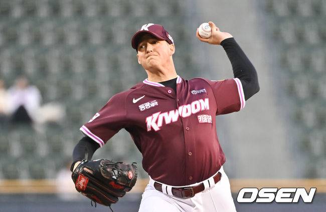 [OSEN=잠실, 박준형 기자] 3일 오후 서울 잠실구장에서 ‘2025 신한 SOL BANK KBO리그’ 두산 베어스와 키움 히어로즈의 경기가 진행됐다. 이날 경기에 두산은 콜어빈을, 키움은 로젠버그를 선발투수로 내세웠다.1회말 키움 선발투수 로젠버그가 역투하고 있다.    2025.04.03 / soul1014@osen.co.kr