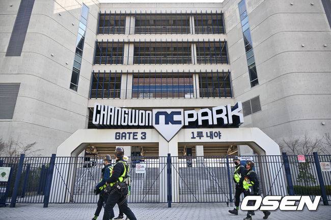 [OSEN=창원, 이석우 기자] 지난달 29일 LG 트윈스와 NC 다이노스와의 경기 중 3루 내야석 매점 부근 약 4층 높이에 있던 알루미늄 '루버'가 떨어져 관중이 사망하는 사고가 발생했다. 해당 사고의 여파로 지난 30일 LG와 NC의 경기는 즉각 취소됐고, 1일부터 3일까지 열리는 SSG 랜더스와의 경기는 3연전을 모두 취소했다. 또한 피해자 애도를 위해 1일 모든 경기는 전면 취소됐다. 관계자들이 창원NC파크 안전 점검을 하고 있다. 2025.04.01 / foto0307@osen.co.kr