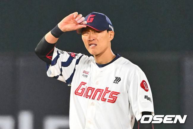[OSEN=부산, 이석우 기자] 8일 부산 사직야구장에서 2025 신한 SOL 뱅크 KBO 리그 롯데 자이언츠와 KIA 타이거즈의 경기가 열렸다. 홈팀 롯데는 김진욱이, 방문팀 KIA는 김도현이 선발로 출전했다.롯데 자이언츠 박승욱이 7회초 KIA 타이거즈 김태군의 타구를 놓치는 실책을 하고 아쉬워하고 있다. 2025.04.08 / foto0307@osen.co.kr