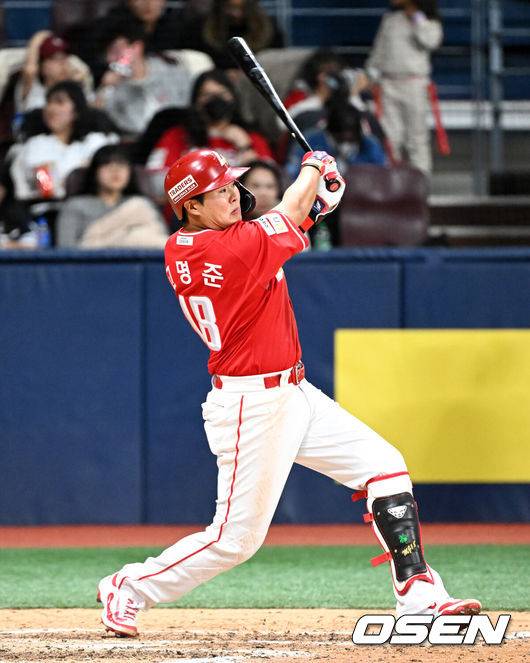 [OSEN=고척, 이대선 기자] 28일 오후 서울 고척스카이돔에서 2025 신한 SOL Bank KBO리그 키움 히어로즈와 SSG 랜더스의 경기가 열렸다.키움은 로젠버그, SSG은 앤더슨을 선발 투수로 내세웠다.7회초 1사에서 SSG 고명준이 좌전 안타를 치고 있다. 2025.03.28 /sunday@osen.co.kr