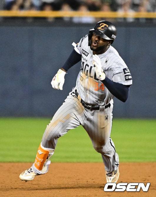 [OSEN=지형준 기자] 9일 오후 서울 잠실야구장에서 2025 신한 SOL Bank KBO리그 두산 베어스와 한화 이글스의 경기가 열렸다.이날 두산은 콜 어빈, 한화는 폰세를 선발로 내세웠다.5회초 2사 1,2루에서 한화 플로리얼이 동점 2타점 우익수 오른쪽 3루타를 날리고 전력질주를 하고 있다. 2025.04.09 / jpnews@osen.co.kr