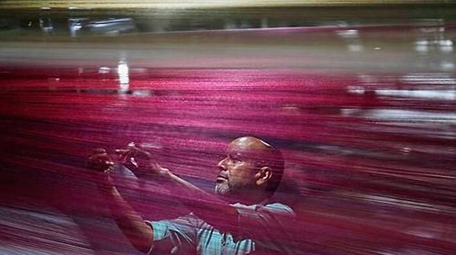 인도 자무의 한 카페트 공장에서 작업 중인 노동자