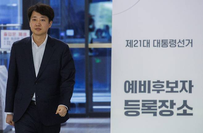 개혁신당 대선 후보 이준석 의원이 8일 경기도 과천 중앙선거관리위원회에서 제21대 대통령선거 예비후보 등록을 마친 뒤 걸어나오고 있다. 연합뉴스