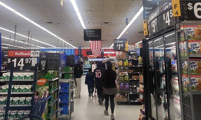 상호관세 발효를 앞둔 8일(현지시간) 버지니아주 스프링필드 월마트에서 사람들이 퇴근 후 물건을 담은 카트를 끌고 계산대 앞에 서 있다.