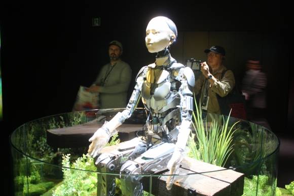 시그니처관에 안드로이드 로봇이 전시돼 있다. 일본국제박람회협회가 운영하는 이곳에서는 미래에 제기될 수 있는 안드로이드와 인간 사이의 경계에 대한 화두를 제시한다. 연합뉴스