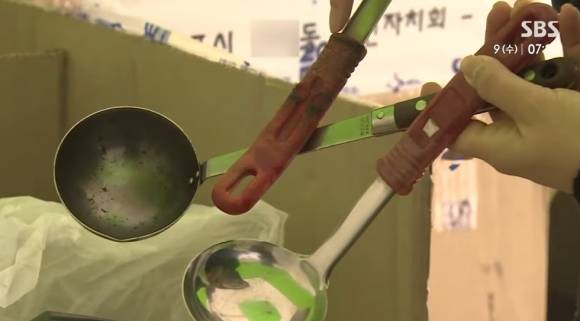 산불 피해를 입은 경북 청송군에 모여든 구호품들. 국자에 검은 기름때가 눌어붙어 사용할 수 없는 수준이다. 자료 : TBC