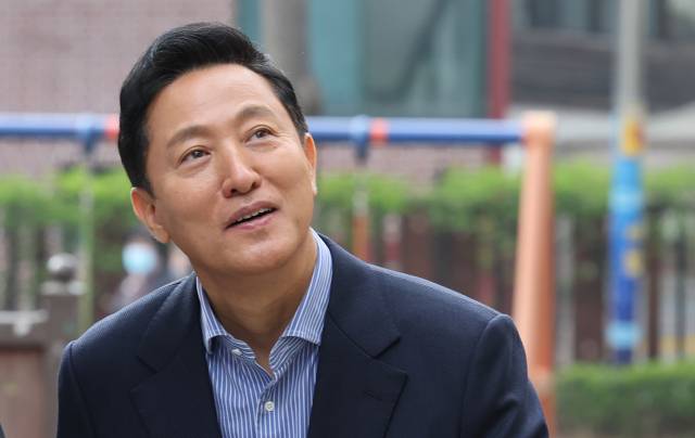 오세훈 서울시장이 8일 금천구 한 공부방에서 열린 서울런 학생 초청 간담회에 참석하기 위해 공부방으로 향하고 있다. 연합뉴스