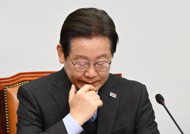 이재명 전 더불어민주당 대표가 9일 서울 여의도 국회에서 열린 최고위원회의에 참석해 앉아 있다. 성형주 기자