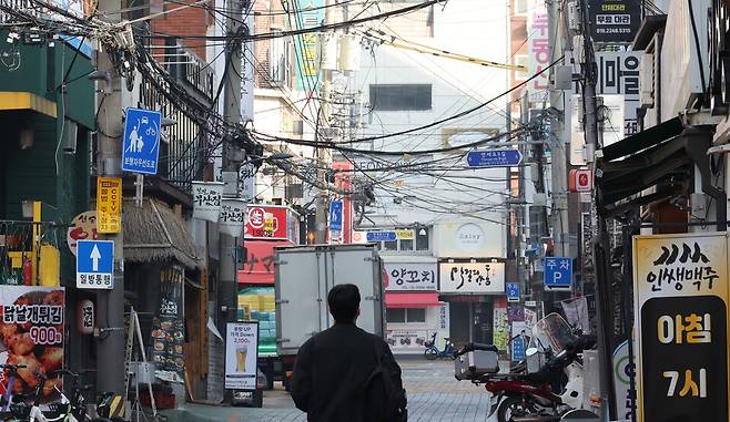 지난 2023년 말 기준 가맹점의 평균 매출액은 3억5000만원으로 전년(3억4000만원) 대비 3.9% 늘어난 것으로 집계됐다. 사진은 지난달 11일 서울 신촌 연세로 부근 상업지역 모습 ⓒ연합뉴스