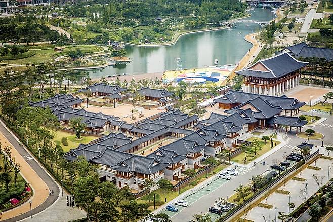 인천 송도국제도시 센트럴파크에 인접한 한옥호텔 '경원재'의 전경 Ⓒ인천경제청